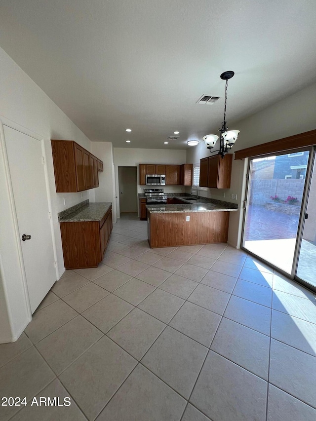 kitchen featuring appliances with stainless steel finishes, sink, kitchen peninsula, hanging light fixtures, and a chandelier