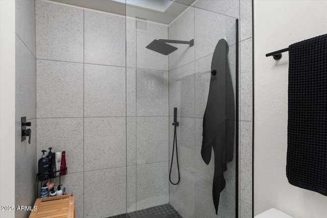 bathroom featuring a tile shower