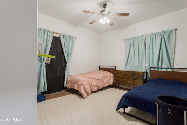 bedroom with ceiling fan