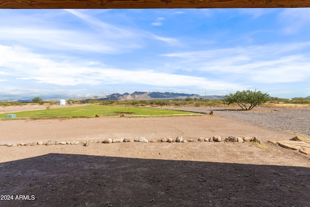 view of yard with a mountain view