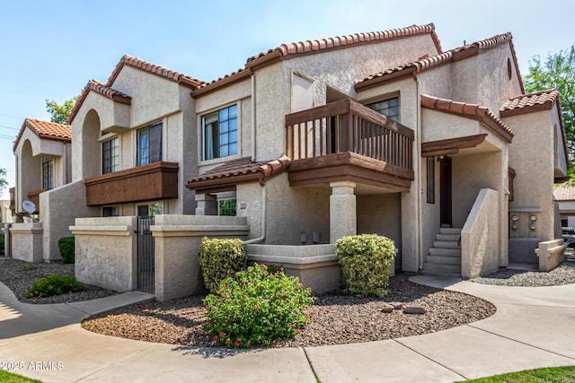 839 S Westwood Unit 287, Mesa, AZ 85210 - view of front facade featuring a balcony, a tile roof, and stucco siding