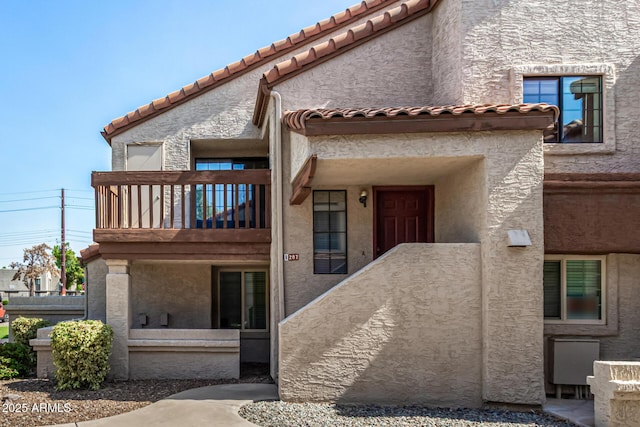 839 S Westwood Unit 287, Mesa, AZ 85210 - view of front of house featuring a balcony, a tiled roof, and stucco siding