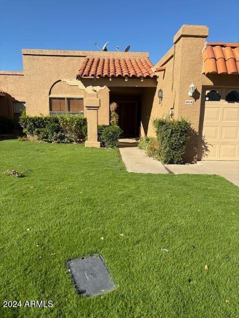 view of front facade featuring a front lawn