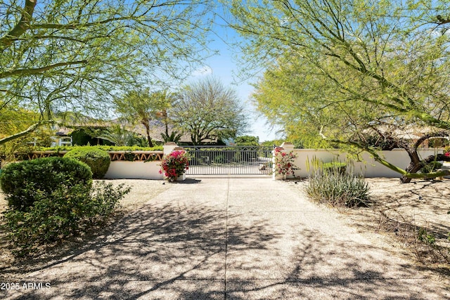 5740 N Casa Blanca Dr, Paradise Valley, AZ 85253 - view of road with a gate