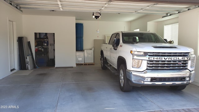 2060 E Quartz St, Mesa, AZ 85213 - garage featuring a garage door opener