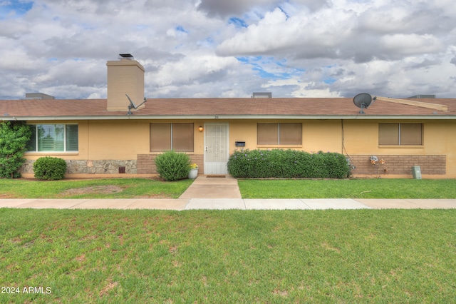 ranch-style house featuring a front lawn