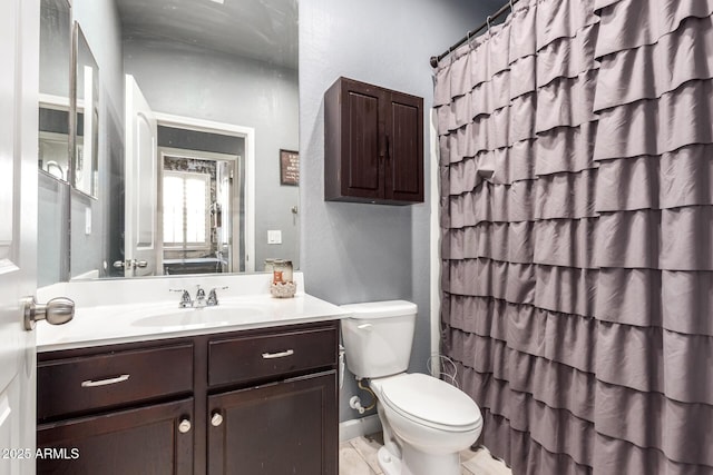 full bathroom featuring toilet, baseboards, vanity, and a shower with curtain