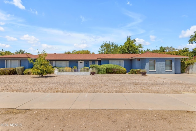 view of front of property featuring a fenced front yard