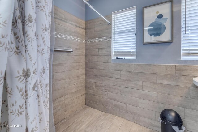 bathroom featuring tiled shower