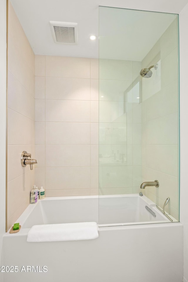 bathroom with tiled shower / bath combo