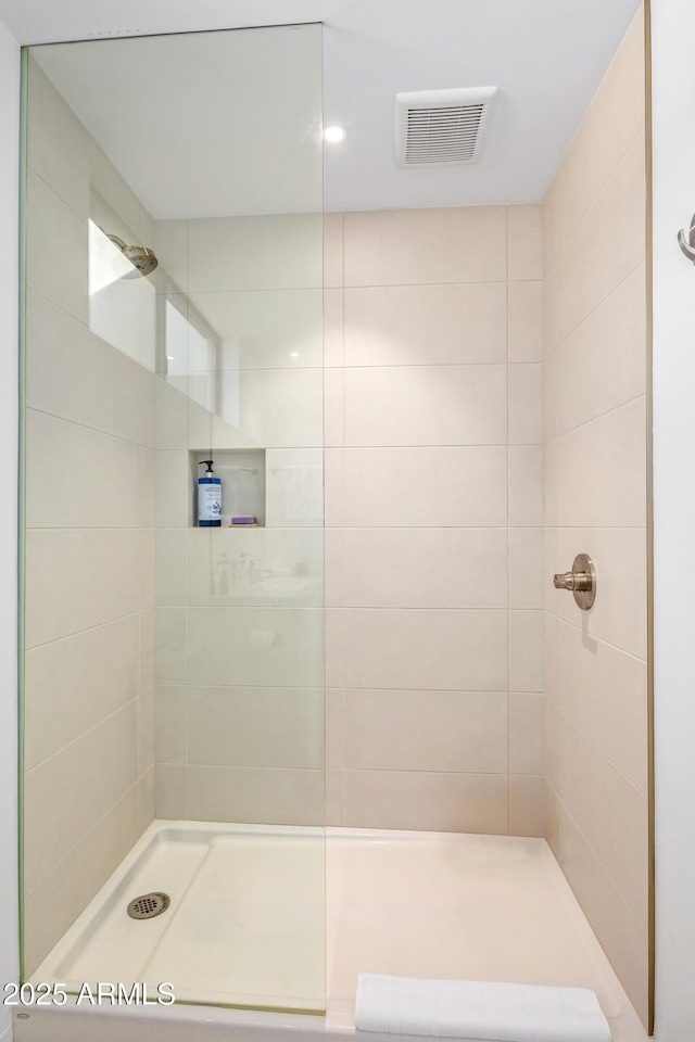 bathroom featuring a tile shower