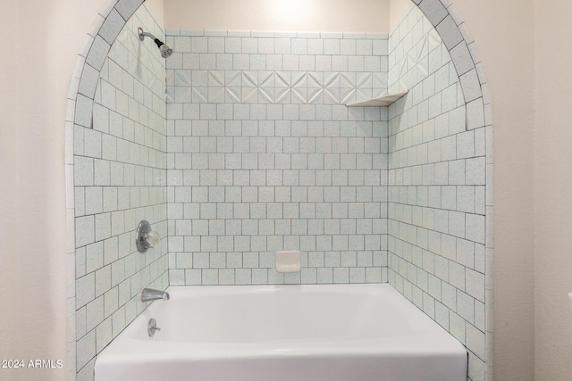 bathroom featuring tiled shower / bath combo