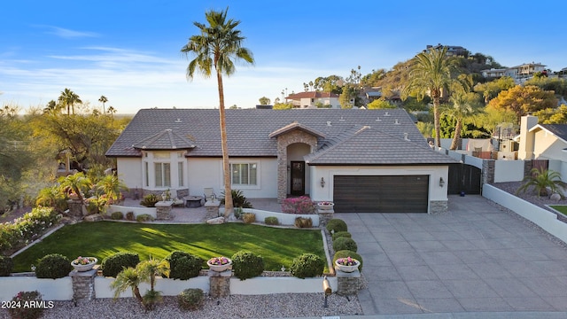 view of front of house featuring a front lawn and a garage