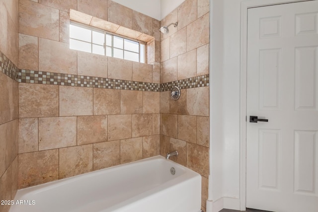 bathroom featuring tiled shower / bath