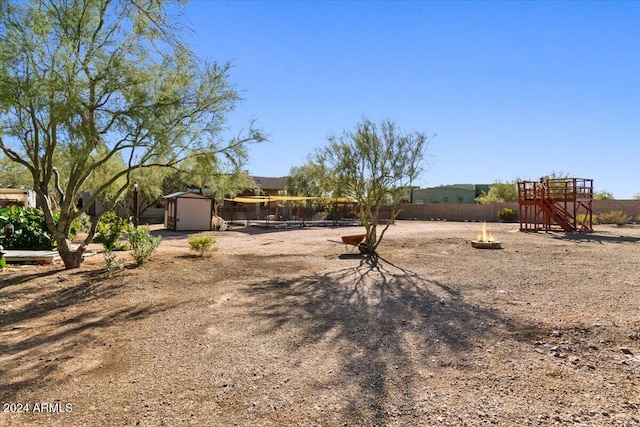 view of yard with a storage unit