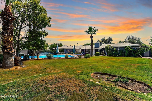 view of yard at dusk