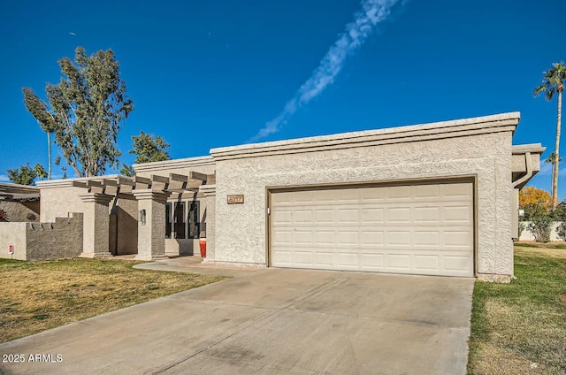 view of front of home featuring a front yard and a garage