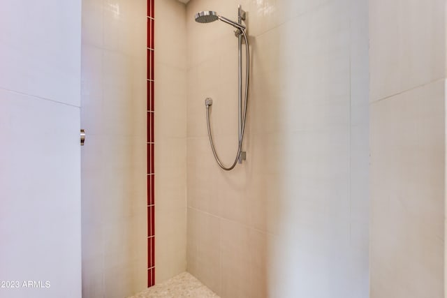 bathroom featuring a tile shower