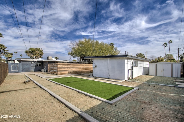 view of yard with a shed