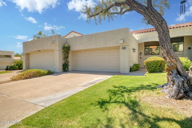 view of front of property featuring a front lawn and a garage