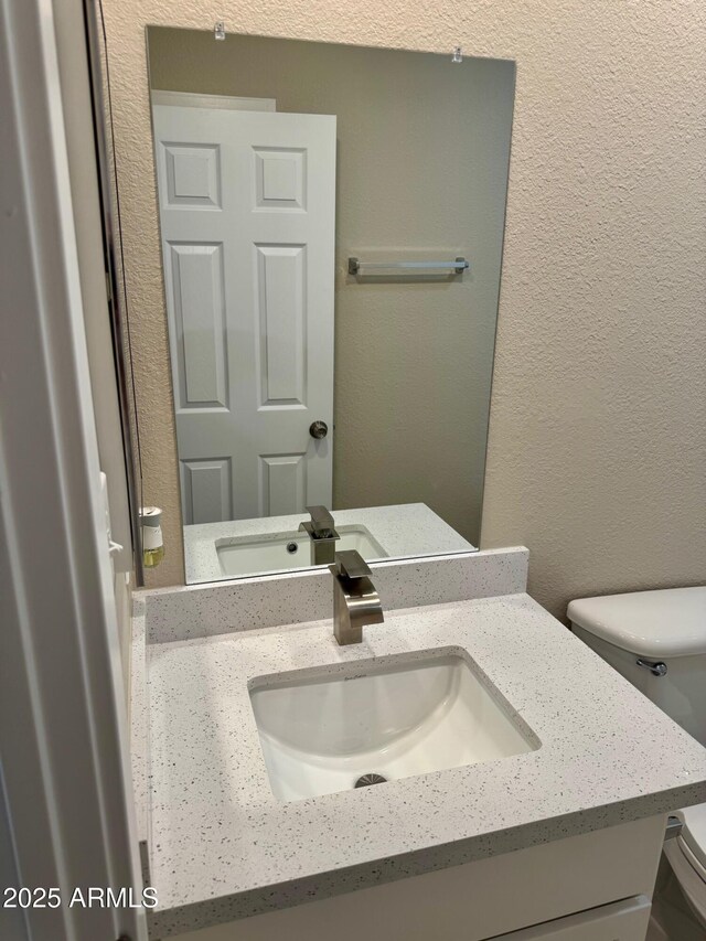6810 N 35th Ave Unit H, Phoenix, AZ 85017 - bathroom featuring toilet, vanity, and a textured wall