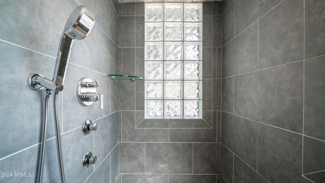 bathroom featuring tiled shower