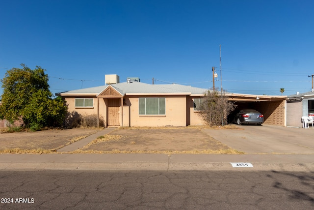 single story home with a carport