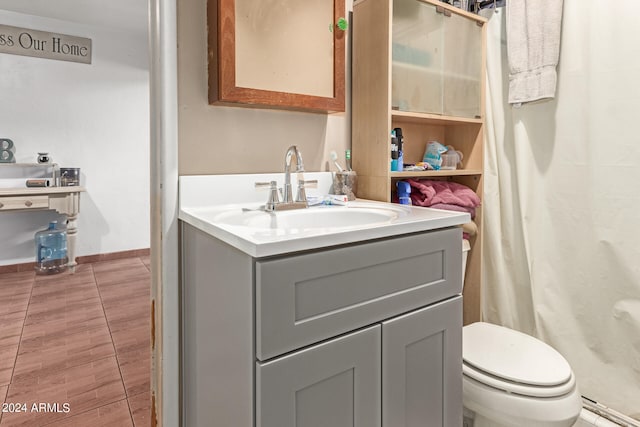 bathroom featuring a shower with curtain, vanity, and toilet