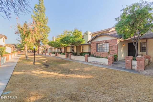 view of front facade featuring a front yard