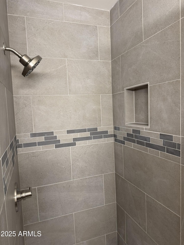 bathroom featuring a tile shower