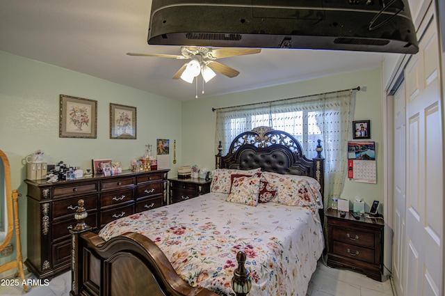 bedroom featuring ceiling fan and a closet