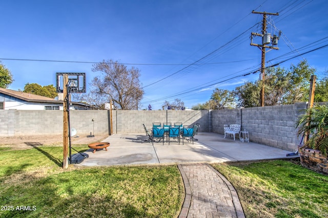 view of yard featuring a patio