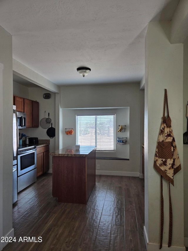 kitchen with stainless steel appliances, dark wood-type flooring, and a center island