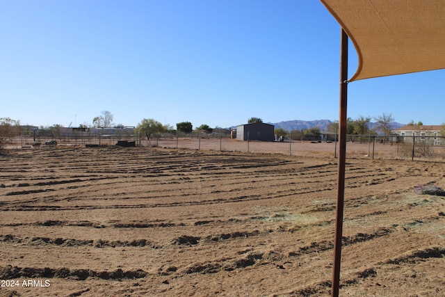 view of yard featuring a rural view