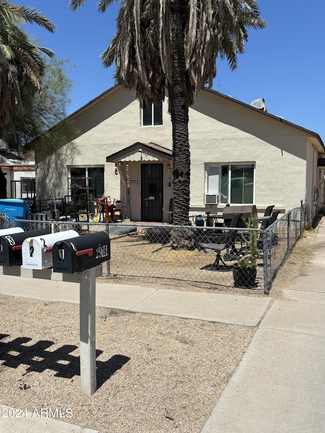 view of front of property featuring a fenced front yard