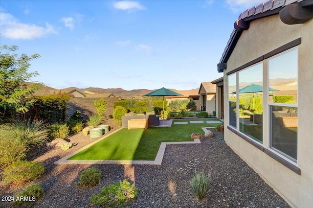 view of yard with a mountain view