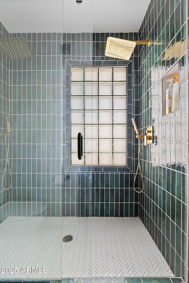 5912 E Wethersfield Rd, Scottsdale, AZ 85254 - bathroom with tiled shower