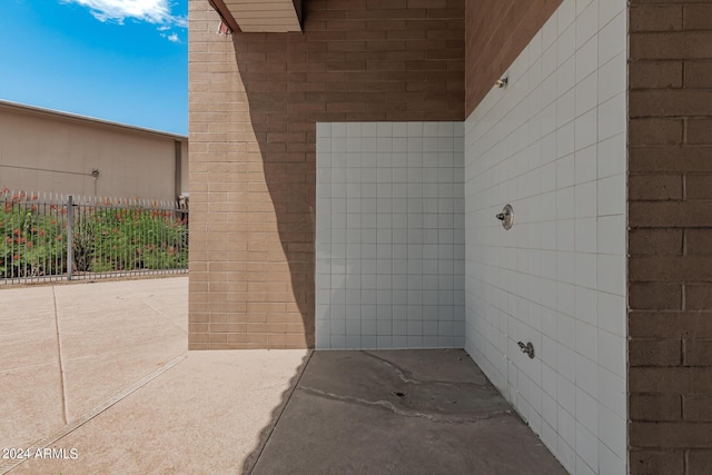 bathroom featuring concrete flooring