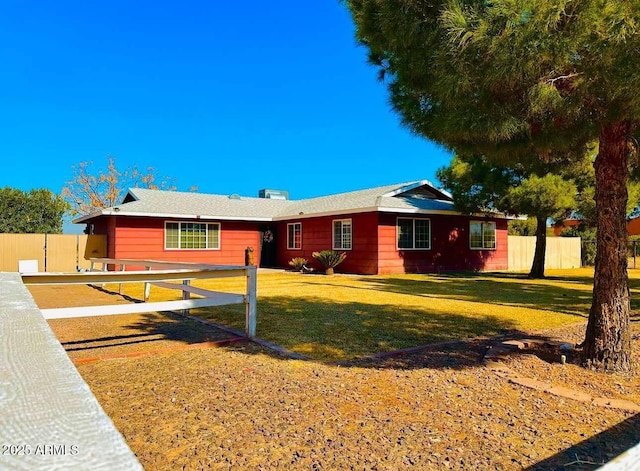 single story home with a front lawn