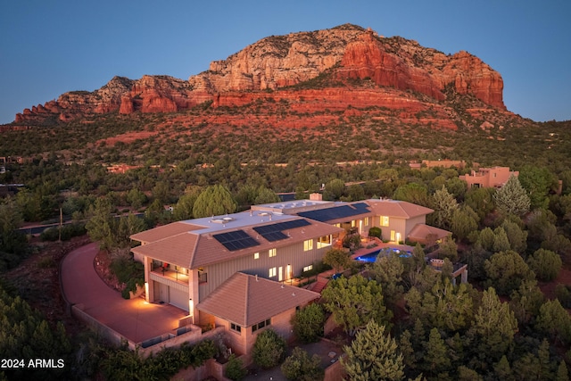 bird's eye view featuring a wooded view and a mountain view