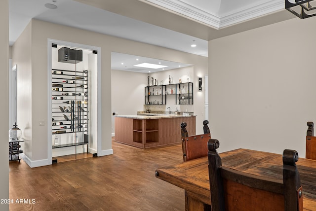 wine cellar featuring indoor wet bar, dark wood-style floors, recessed lighting, and baseboards