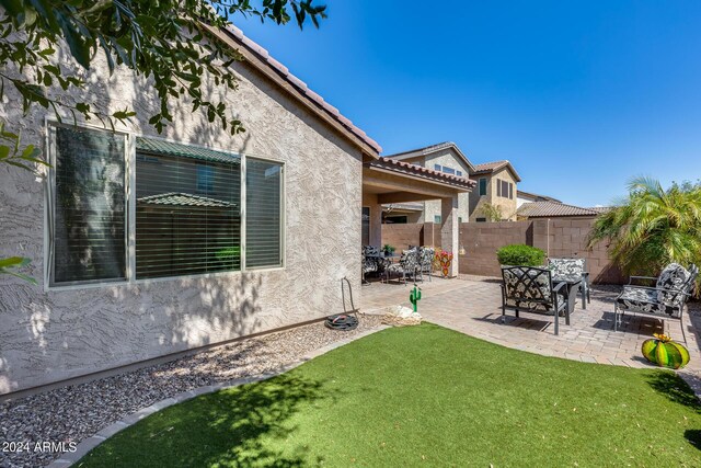 view of yard featuring a patio area