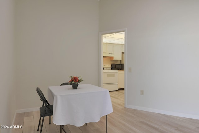 dining room with light hardwood / wood-style floors