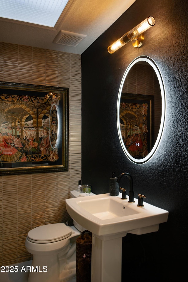 8332 E San Simon Dr, Scottsdale, AZ 85258 - half bath featuring visible vents, toilet, tile walls, and a textured wall