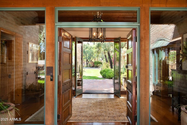 entryway featuring a chandelier and wood finished floors