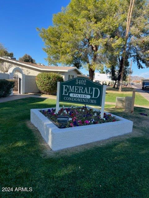 community sign with a yard