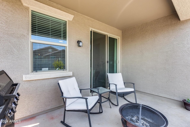 view of patio with an outdoor fire pit