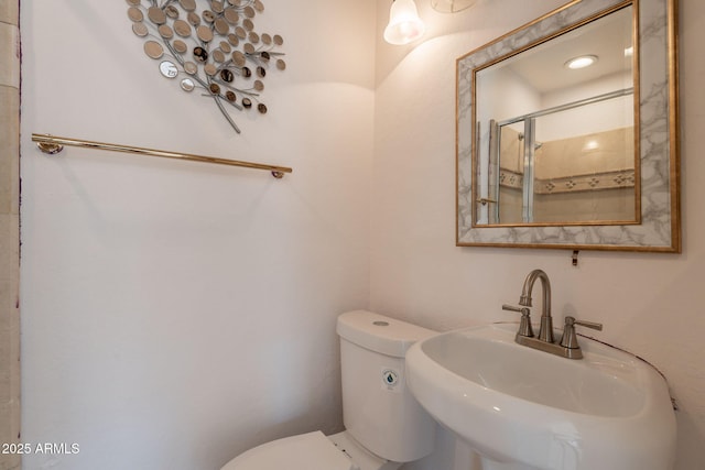 3140 W Alvarado Rd, Phoenix, AZ 85009 - bathroom featuring a sink and tiled shower