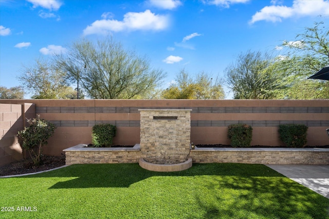 view of yard featuring a fenced backyard