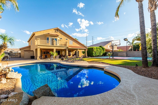 view of swimming pool featuring a patio